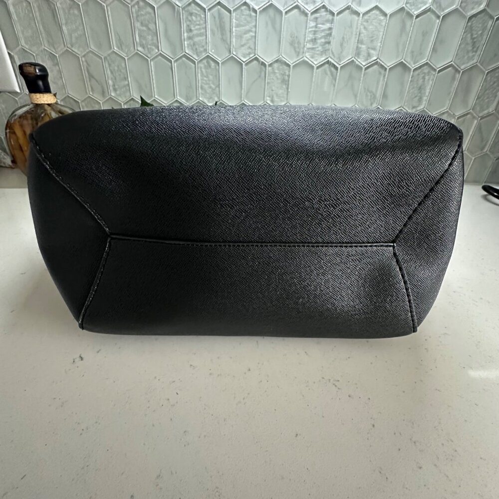 London Fog Black Faux Leather Tote Bag With Beige Lining & Magnetic Closure - Picture 8 of 8